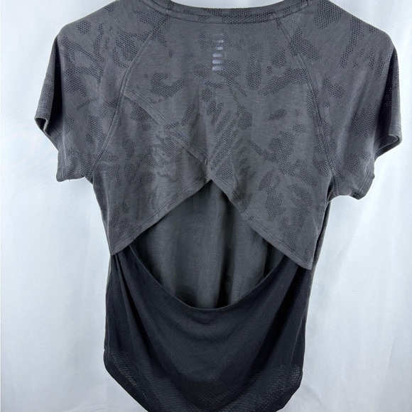 Under Armour Tops - Under Armour Women's Streaker Forest Short Sleeve